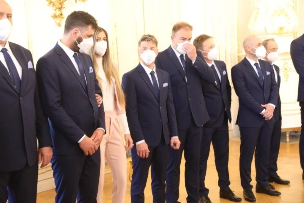 Lyžiarka Petra Vlhová a ej tím na prijatí u prezidentky SR Zuzany Čaputovej.