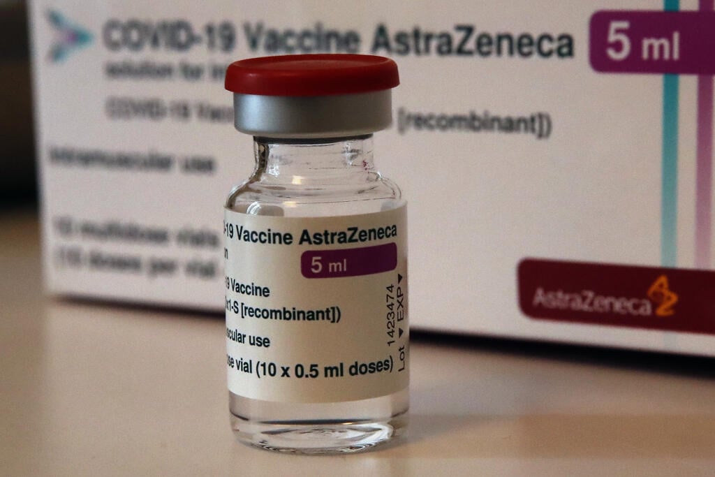 KK46 Paríž - Na archívnej snímke z 15. marca 2021 ampulka s vakcínou proti ochoreniu covid-19 od spoločnosti AstraZeneca v Paríži. Údaje z tretej fázy klinických skúšok vakcíny proti ochoreniu COVID-19 od spoločnosti AstraZeneca v USA ukazujú, že očkovacia látka má účinnosť 79 percent. Výsledky zverejnila spoločnosť v pondelok 22. marca 2021, informovali tlačové agentúry AP a AFP. FOTO TASR/AP
FILE - In this Monday, March 15, 2021 file photo a vial of AstraZeneca vaccine is pictured in a pharmac