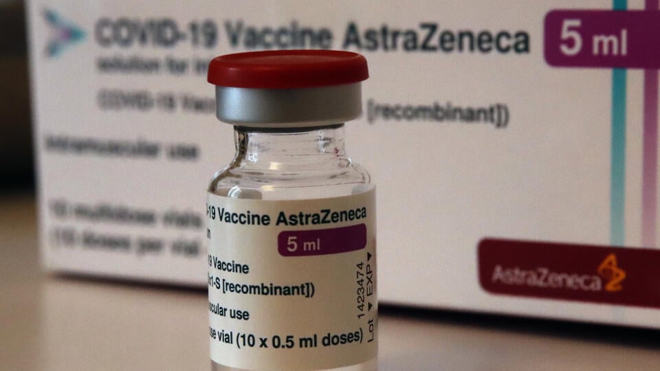 KK46 Paríž - Na archívnej snímke z 15. marca 2021 ampulka s vakcínou proti ochoreniu covid-19 od spoločnosti AstraZeneca v Paríži. Údaje z tretej fázy klinických skúšok vakcíny proti ochoreniu COVID-19 od spoločnosti AstraZeneca v USA ukazujú, že očkovacia látka má účinnosť 79 percent. Výsledky zverejnila spoločnosť v pondelok 22. marca 2021, informovali tlačové agentúry AP a AFP. FOTO TASR/AP
FILE - In this Monday, March 15, 2021 file photo a vial of AstraZeneca vaccine is pictured in a pharmac