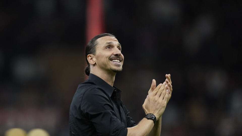 WA 3 Miláno - Švédsky futbalista Zlatan Ibrahimovič z AC Miláno sa lúči s fanúšikmi po zápase záverečného 38. kola Serie A, AC Miláno - Hellas Verona, v Miláne v nedeľu 4. júna 2023. Ibrahimovič v nedeľu oznámil koniec svojej futbalovej kariéry. Urobil tak po víťazstve svojho klubu AC Miláno nad Hellasom Verona 3:1 v poslednom zápase sezóny v Serii A. FOTO TASR/AP
AC Milan's Zlatan Ibrahimovic smiles after his last game for the club at the end of a Serie A soccer match between AC Milan and He