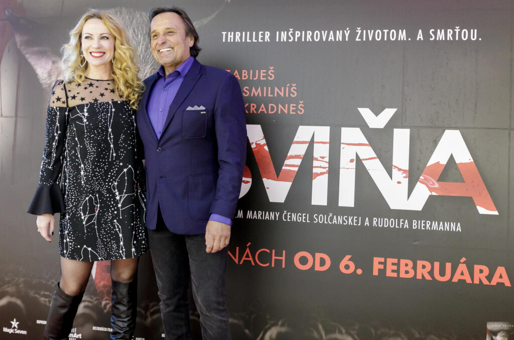 Na snímke zľava herečka Diana Mórová, ktorá stvárnila postavu Direktorky a herec Jozef Vajda, ktorý stvárnil postavu Wagnera pred slávnostnou premiérou slovenského filmu Sviňa v Bratislave 4. februára 2020. FOTO TASR - Dano Veselský
