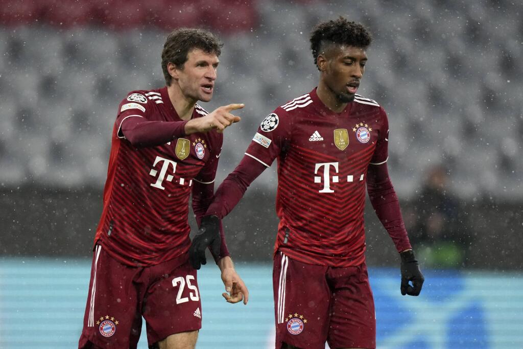 Hráč Bayernu Thomas Müller (vľavo) oslavuje po tom, ako strelil úvodný gól v zápase E-skupiny Ligy majstrov Bayern Mníchov - FC Barcelona v Mníchove 8. decembra 2021. FOTO TASR/AP