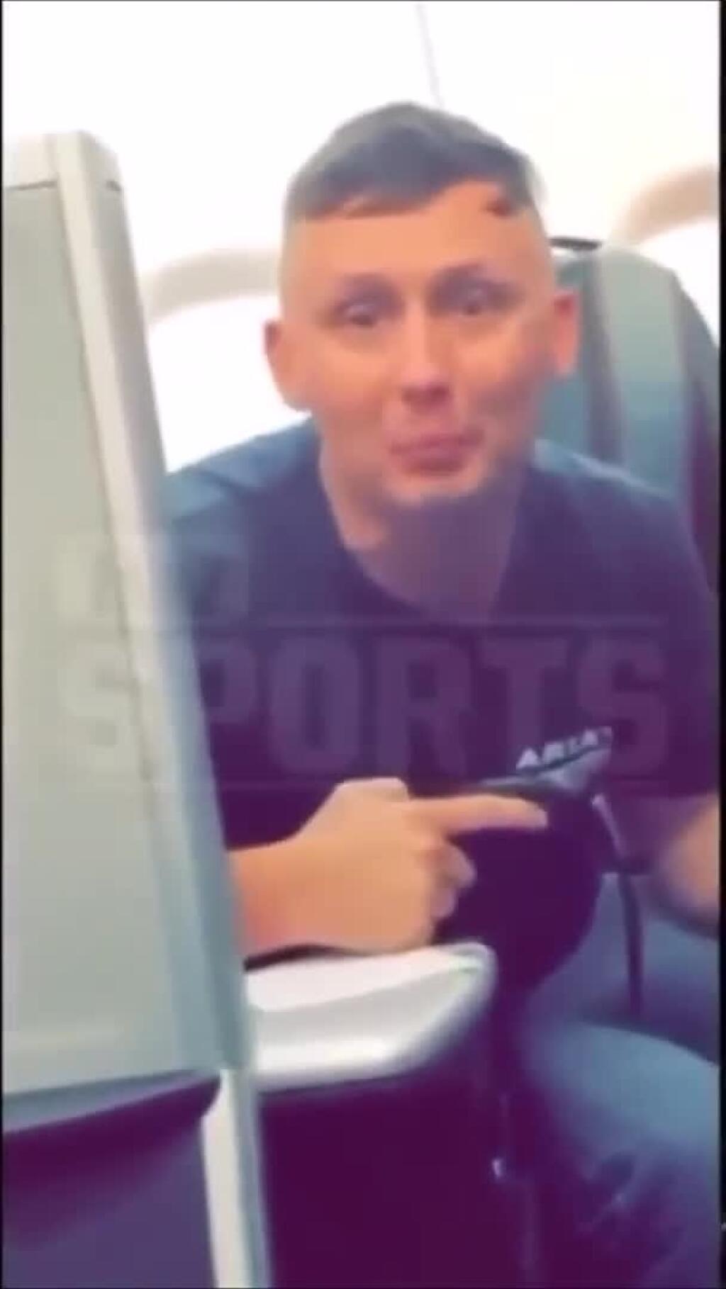 VIDEO Agresívny Mike Tyson zaútočil na fanúšika v lietadle, potom sa tváril akoby nič
