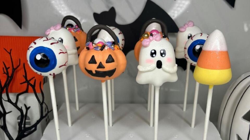 Halloweenske cake pops môžu mať mnoho podôb.