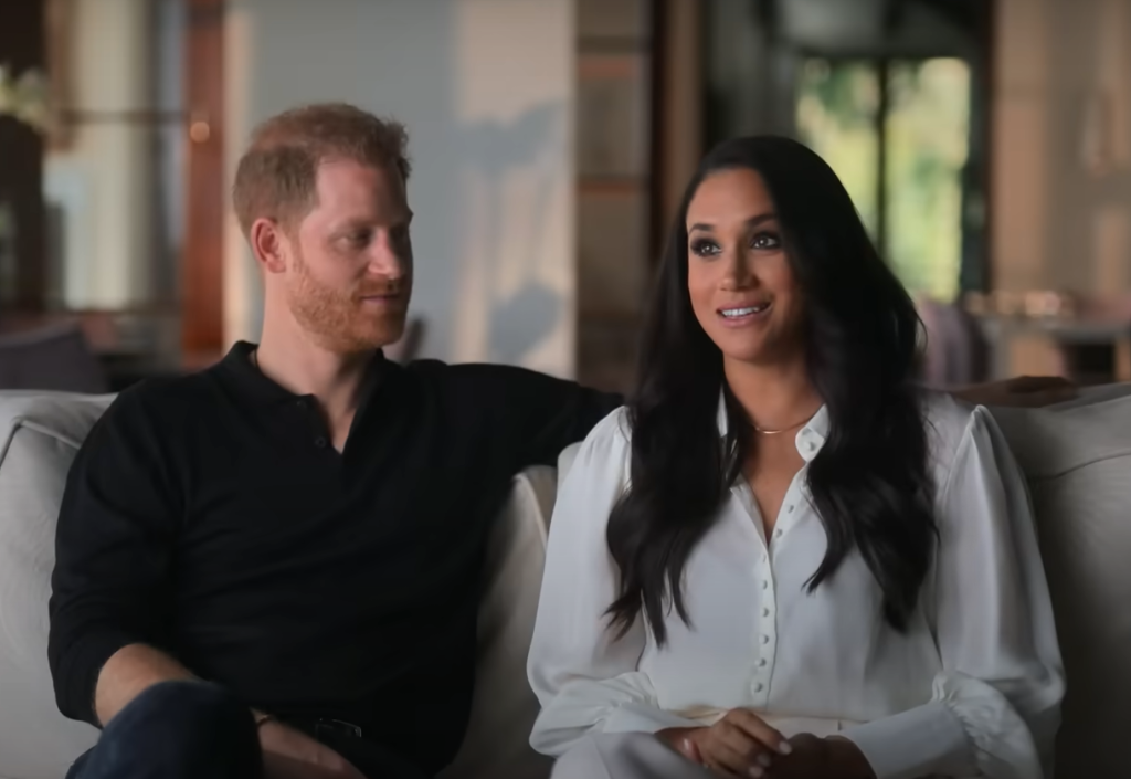 Záber z dokumentu o Harrym a Meghan.