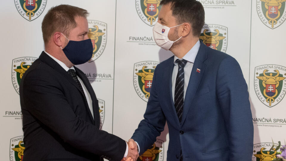 Podpredseda vlády a minister financií SR Eduard Heger (vpravo), ktorý uviedol do funkcie nového prezidenta finančnej správy Jiřího Žežulku (vľavo) v Bratislave v utorok 1. decembra 2020. FOTO TASR - Martin Baumann