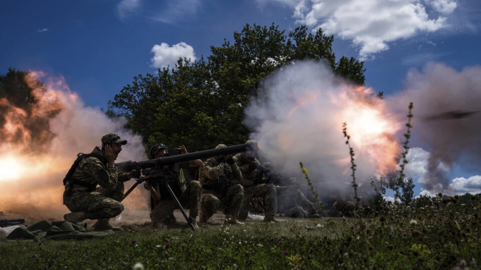 Żołnierze ukraińscy strzelają z granatnika SPG-9 podczas ćwiczeń w Charkowie 146 dnia rosyjskiej inwazji na Ukrainę, wtorek, 19 lipca 2022 r.