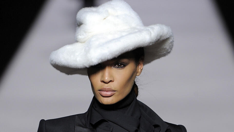 Tom Ford predstavil extravagantné klobúky.