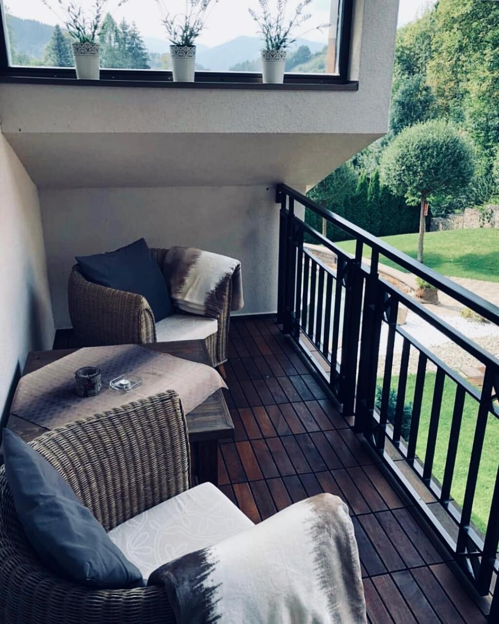 Ponúka hosťom moderné ubytovanie, pričom všetky apartmány sú ladené do béžových tónov a sú zariadené nábytkom z tmavého dreva. Majú priestrannú obývaciu izbu so satelitnou TV, kuchynku s jedálenským kútom a kúpeľňu so sprchovacím kútom.