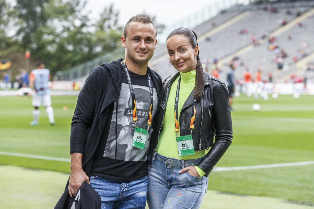 Na snímke Stanislav Lobotka s partnerkou Danielou Nízlovou počas zápasu K skupiny Európskej ligy UEFA medzi ŠK Slovan Bratislava a Braga SC.