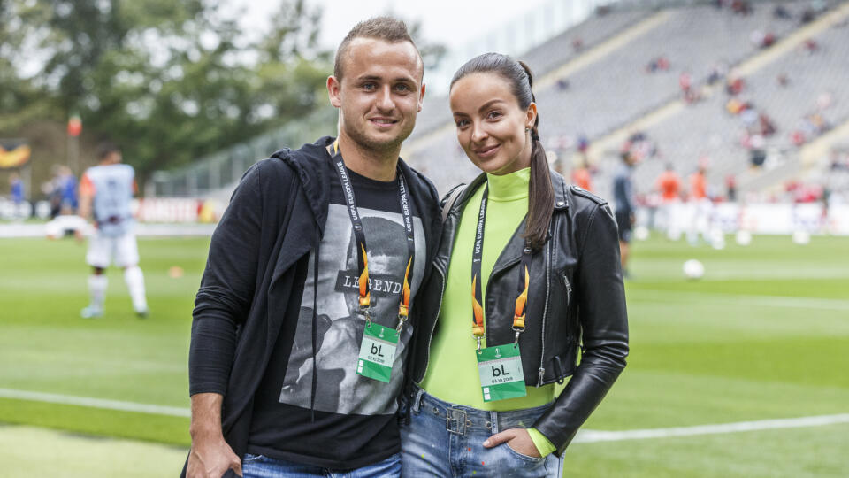 Na snímke Stanislav Lobotka s partnerkou Danielou Nízlovou počas zápasu K skupiny Európskej ligy UEFA medzi ŠK Slovan Bratislava a Braga SC.