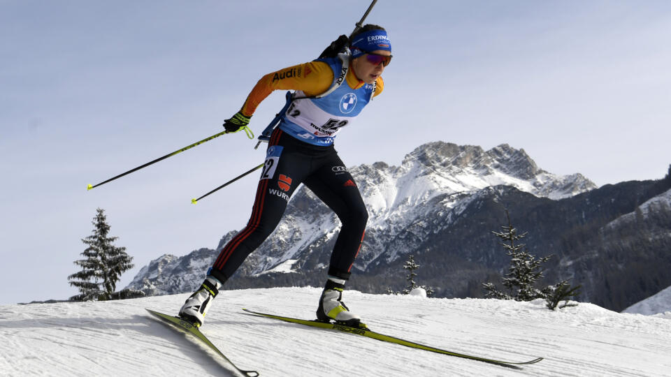 KK35 Hochfilzen - Na snímke nemecká biatlonistka Franziska Preussová na trati v piatkovom šprinte 3. kola Svetového pohára žien na 7,5 km v rakúskom Hochfilzene 11. decembra 2020. FOTO TASR/AP
Franziska Preuss of Germany races in the women's 7.5 sprint race at the Biathlon World Cup in Hochfilzen, Austria, Friday, Dec.11, 2020. (AP Photo/Andreas Schaad)