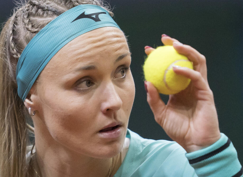 Na snímke slovenská tenistka Rebecca Šramková v úvodnej dvojhre druhého hracieho dňa kvalifikačného duelu o postup na finálový turnaj Pohára federácie Slovensko - Veľká Británia proti Britke Heather Watsonovej 7. februára 2020 v Bratislave.