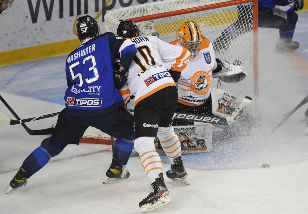 Na snímke sprava brankár Tomáš Tomek a Jordon Southorn (obaja HK Dukla Ingema Michalovce), vľavo Brandon Mashinter (HK Poprad) v šiestom zápase semifinále Kaufland play off Tipos extraligy v hokeji HK Poprad - HK Dukla Ingema Michalovce v Poprade 24. apríla 2021. FOTO TASR - František Iván