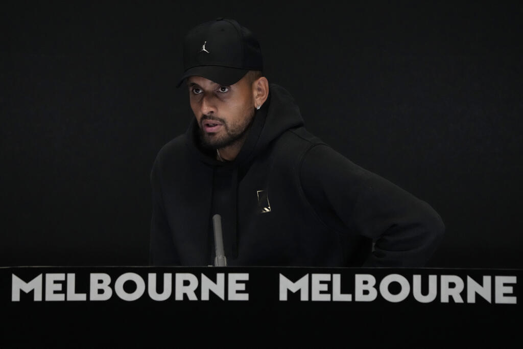 EBE 7 Melbourne - Na snímke austrálsky tenista Nick Kyrgios na tlačovej konferencii, kde oznámil, že sa odhlásil z úvodného grandslamového turnaja roka Australian Open pre zranenie kolena v pondelok 16. januára 2023. Vlaňajší wimbledonský finalista mal v utorok nastúpiť v prvom kole dvojhry proti Rusovi Romanovi Saffjulinovi. FOTO TASR/AP
Australia's Nick Kyrgios reacts as he announces his withdrawal from the Australian Open with a knee injury at a press conference in Melbourne, Australia, Mond