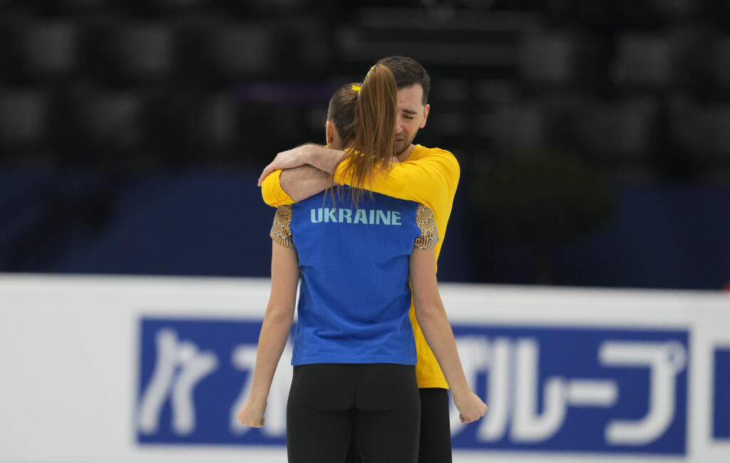Namiesto umeleckých kostýmov nastúpili Ukrajinci Oleksandra Nazarovová a Maksym Nikitin v tričkách ich reprezentačných farieb, teda modrej a žltej