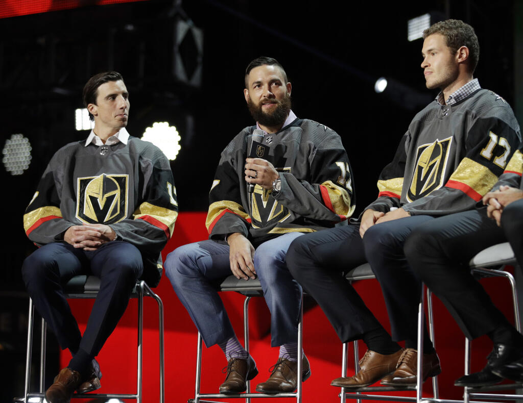Kanadský hokejový obranca Owen Power je najväčší favorit na tohtoročnú draftovú jednotku NHL. Osemnásťročný majster sveta z nedávneho šampionátu v Rige figuruje na čele rebríčka Centrálneho skautského úradu spomedzi zámorských korčuliarov.