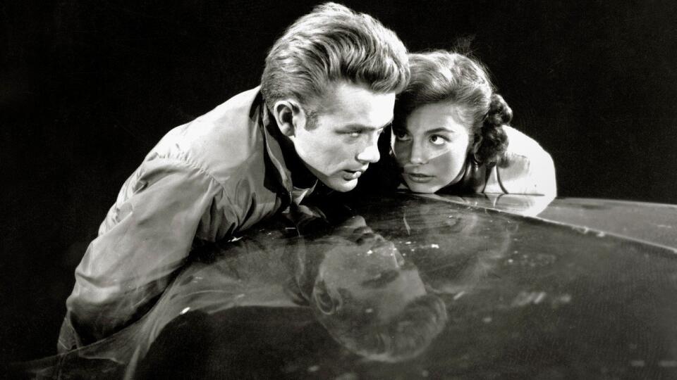 Rebel bez príčiny – kultový film s James Deanom v hlavnej úlohe má už svoje roky. Bol natočený v roku 1955 a fešák James v ňom stvárnil náladového tínedžera.
Pointa: Tínedžerské obdobie je náročné, tak pre deti, ako i ich rodičov. Jedni sa cítia nepochopení, druhí sú s nervami v koncoch.