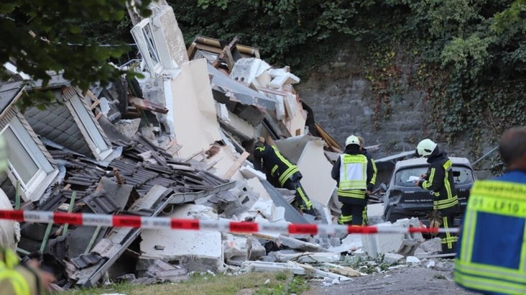 Telo mŕtvej ženy vytiahli záchranári v sobotu ráno z trosiek bytového domu, ktorý v piatok zničil zrejme výbuch plynu. Jej totožnosť zatiaľ nie je známa. Uviedla to agentúra DPA s odvolaním sa na informácie miestnej polície.