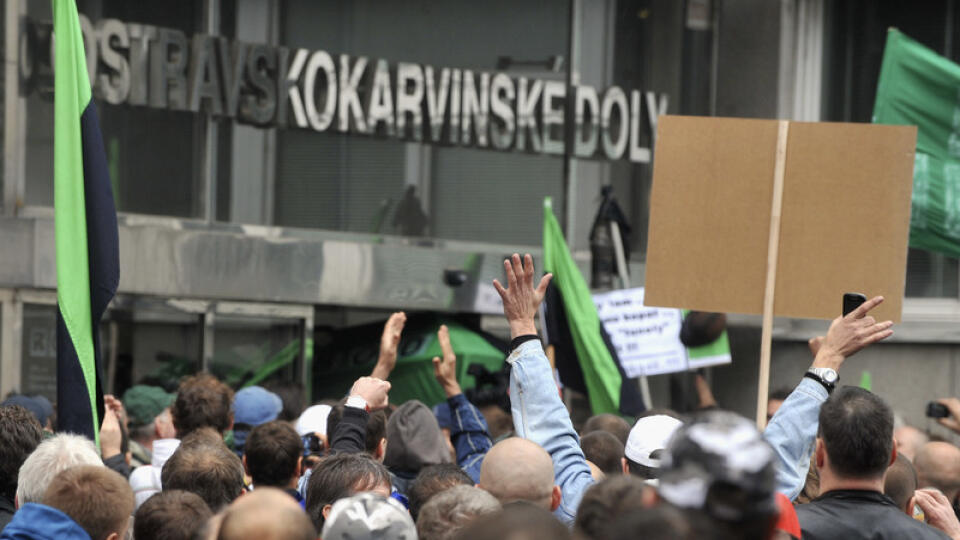 Ostravskí baníci protestujú proti znižovaniu platov.