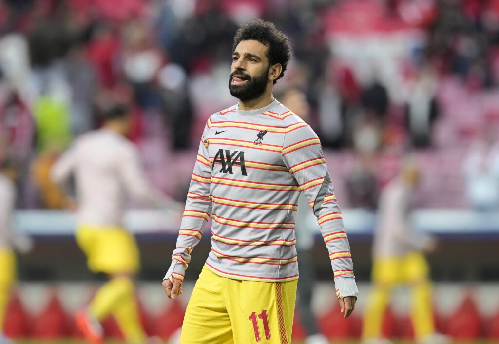 Mohamed Salah sa rozcvičuje pred prvým zápasom štvrťfinále Ligy majstrov Benfica Lisabon - FC Liverpool.