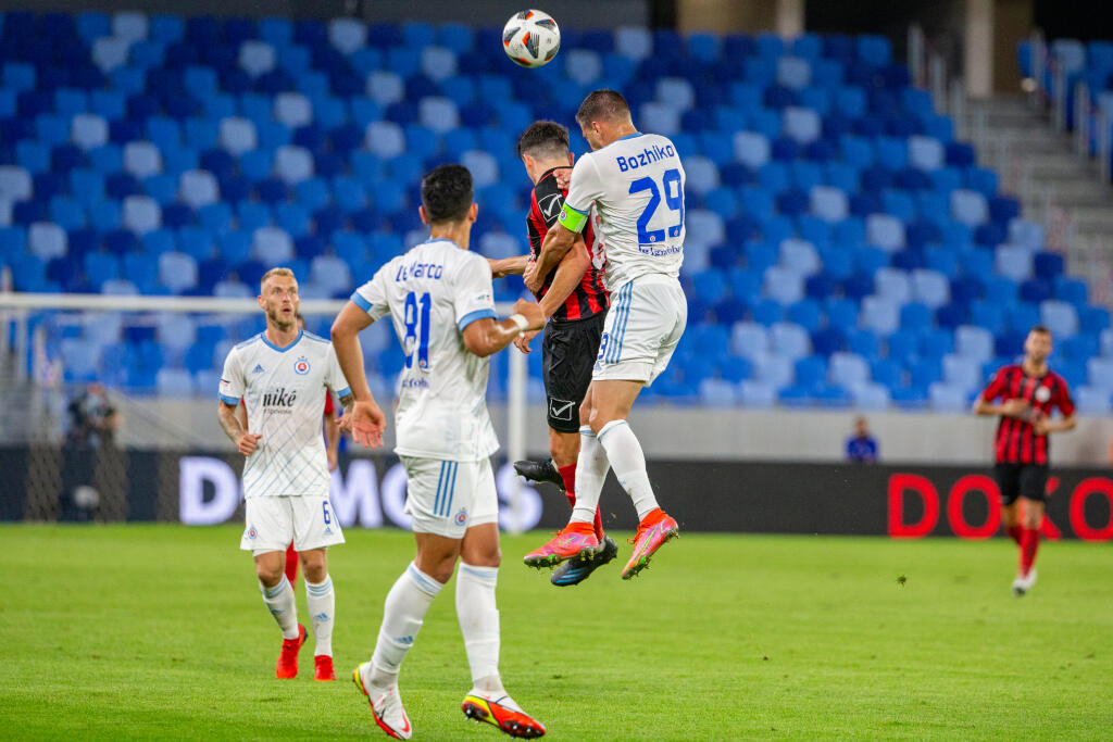 ŠK Slovan Bratislava a Lincoln Red Imps FC sa stretol v zápase tretieho kola kvalifikácie Európskej ligy na Tehelnom poli v Bratislave. Na snímke je Vasil Božikov.