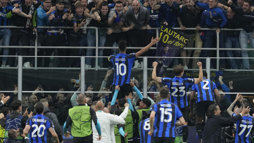 WA 4 Miláno - Hráč Interu Miláno Lautaro Martinez (uprostred) sa teší po strelení úvodného gólu v odvetnom semifinálovom zápase Ligy majstrov vo futbale Inter Miláno - AC Miláno v Miláne v utorok 16. mája 2023. FOTO TASR/AP
Inter Milan's Lautaro Martinez, centre, celebrates after scoring his side's opening goal during the Champions League semifinal second leg soccer match between Inter Milan and AC Milan at the San Siro stadium in Milan, Italy, Tuesday, May 16, 2023. (AP Photo/Antonio Calanni)