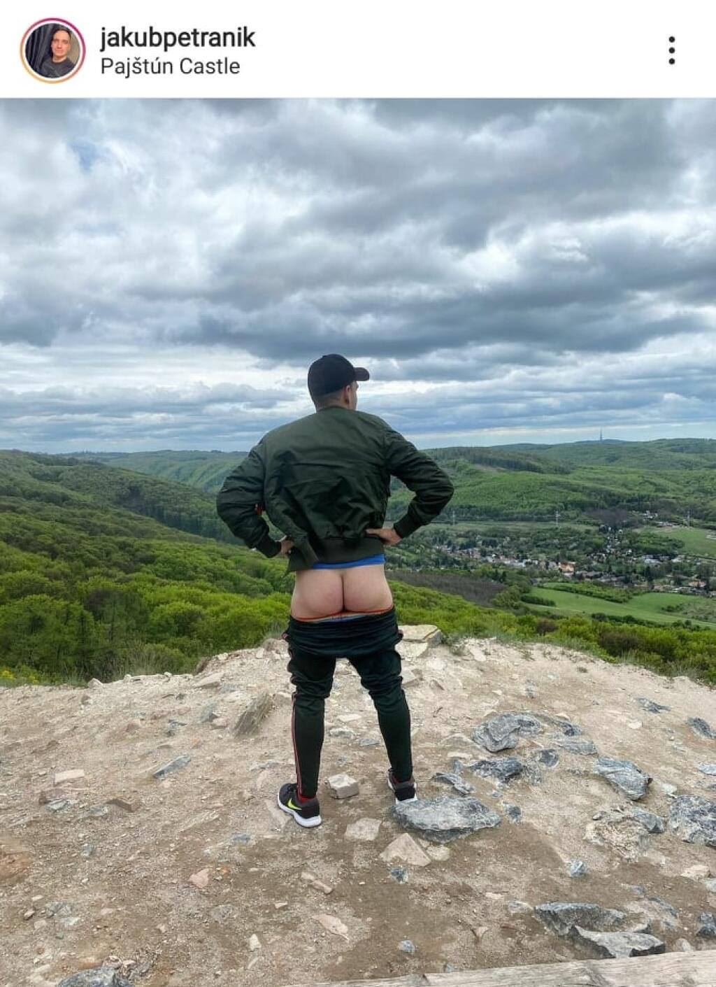 Holý zadok Jakuba Petraníka.