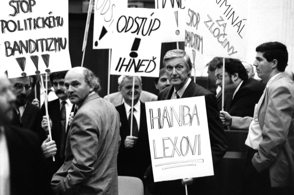 Béla Bugár v roku 1996 protestuje proti Ivanovi Lexovi