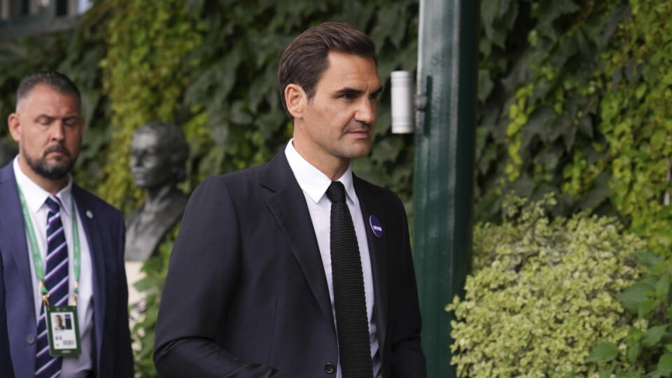 PK 24 Londýn - Švajčiarsky tenista Roger Federer prichádza na centrálny kurt sledovať zápasy grandslamového tenisového turnaja Wimbledon v Londýne 3. júla 2022. FOTO TASR/AP
Switzerland's Roger Federer walks outside Centre Court on day seven of the Wimbledon tennis championships in London, Sunday, July 3, 2022. (AP Photo/Alberto Pezzali)