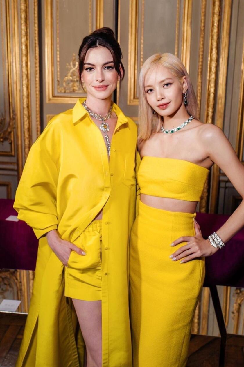 Anne Hathaway a Lisa z Blackpink na večierku Bvlgari v Paríži