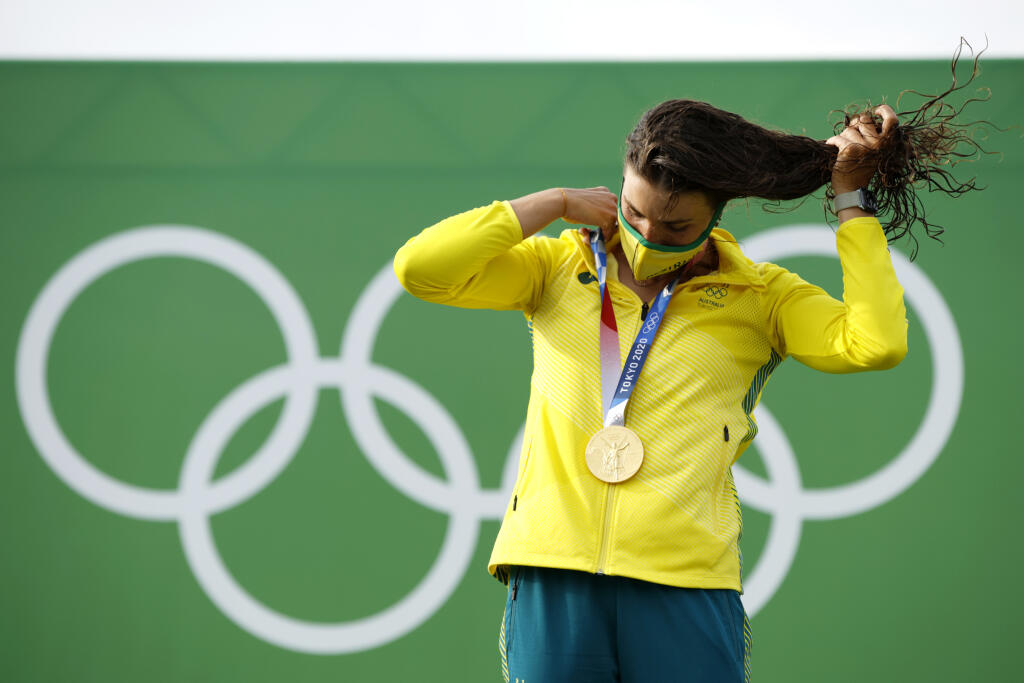 Kanoistka Jessica Foxová z Austrálie oslavuje svoju zlatú jazdu á la Marge Simpsonová.