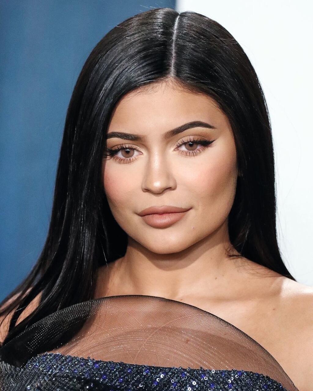 IT girls, speváčky, herečky či influencerky sú posadnuté túžbou po dokonalej tvári, a tak využívajú všetky dostupné možnosti estetickej medicíny. A na sociálnych sieťach sa tým rady pochvália.