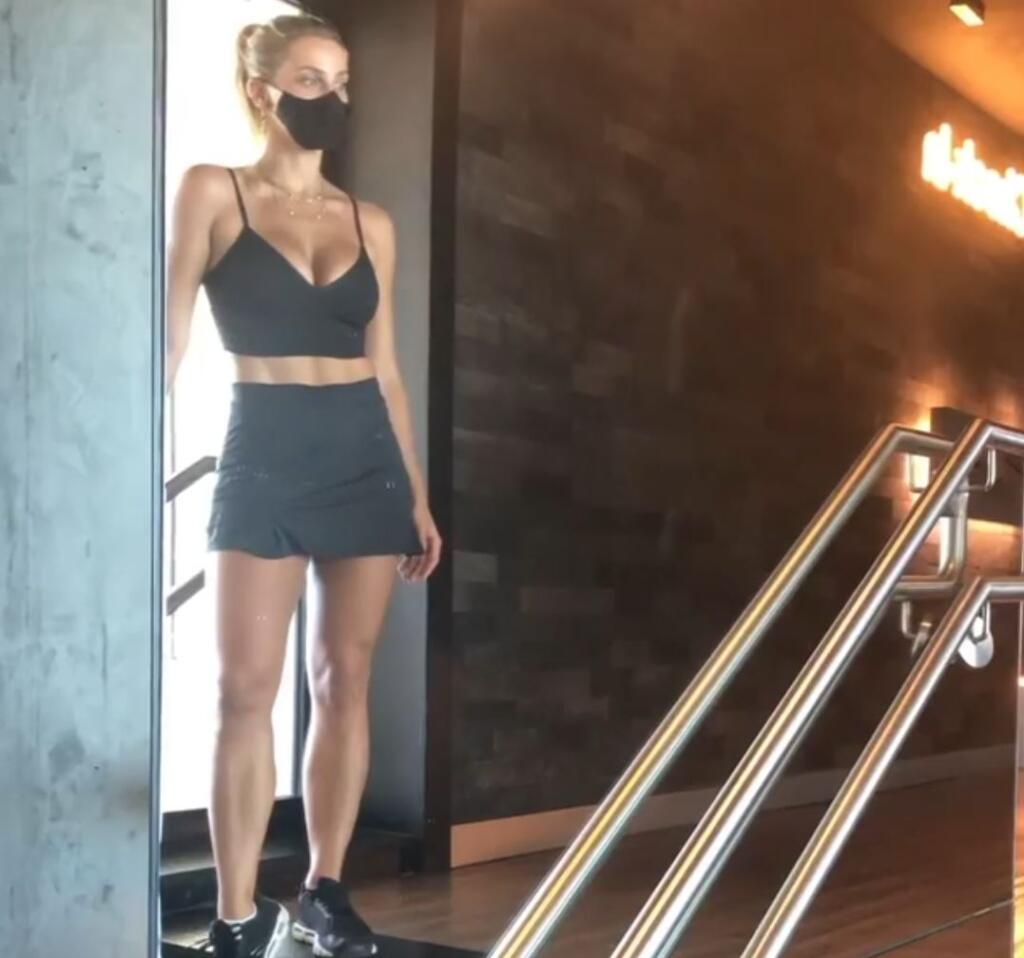 Žiadna rozhodkyňa sa nemôže pochváliť takou popularitou, Colombovú na instagrame sleduje 881-tisíc followerov, ktorých oči poteší aj takýmito zábermi.