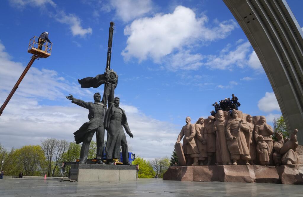 KK14 Kyjev - Sochu, ktorá symbolizovala historické vzťahy medzi Ruskom a Ukrajinou, odstraňujú z centra Kyjeva 26. apríla 2022.  