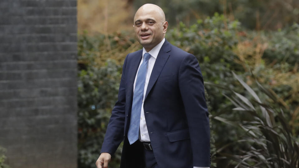 Britský minister financií Sajid Javid podal demisiu.