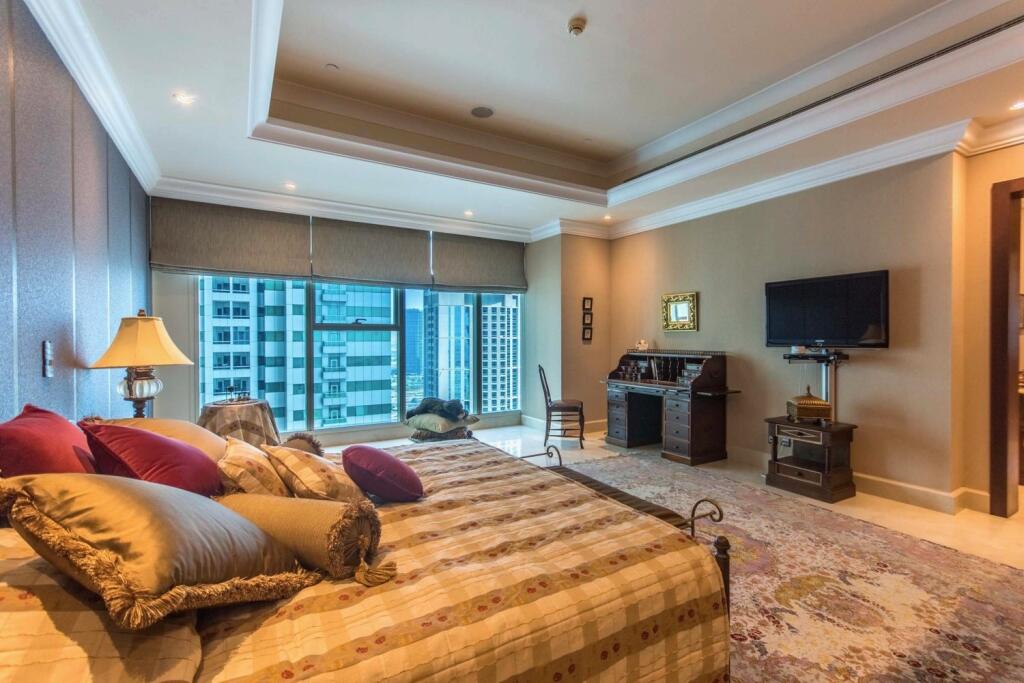 Keď boli Federerovci v Dubaji, užívali si v luxusnom apartmáne. V priestrannej spálni nájde Federer dostatok miesta k relaxu.