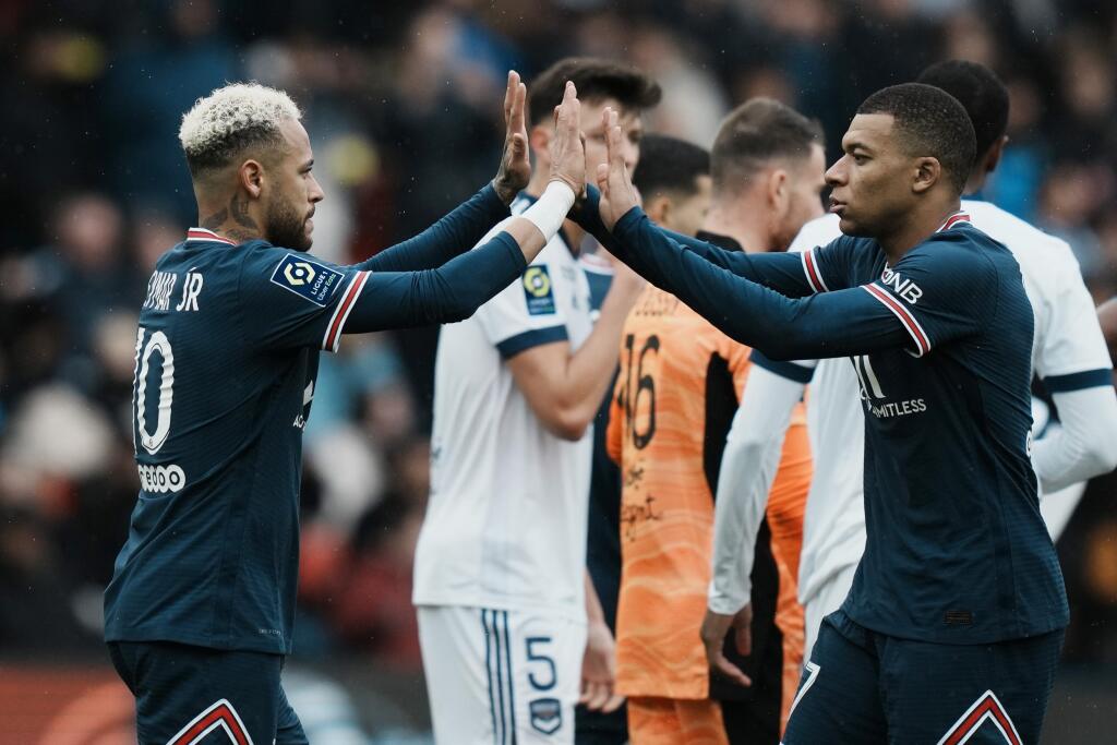 Futbalisti Paríža St. Germain Neymar (vľavo) a Kylian Mbappe sa tešia po strelení gólu v zápase 28. kola francúzskej Ligue 1 Paríž SG - Bordeaux.