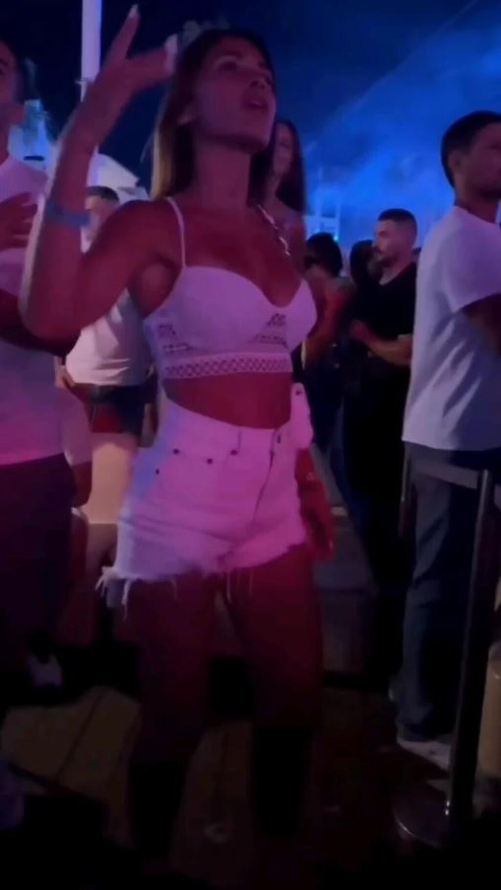 Antonella sa odviazala pri jednej z pesničiek. Prsia jej lietali do strán.