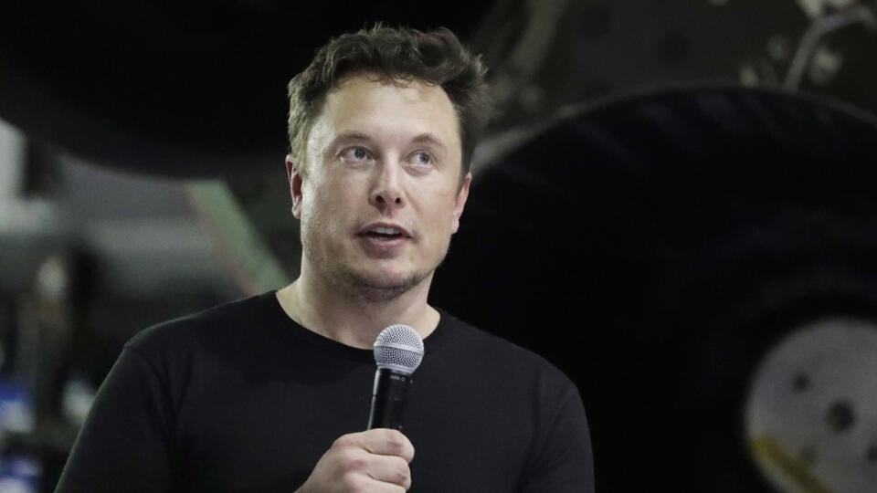 WA 5 archív Hawthorne - Na archívnej snímke zo 17. septembra je 2018 výkonný riaditeľ spoločnosti Tesla Elon Musk. Americký regulátor cenných papierov podal žalobu na výkonného riaditeľa spoločnosti Tesla Elona Muska v prípade údajných podvodov s cennými papiermi. S odvolaním sa na štvrtkové (28. septembra 2018) správy amerických médií o tom informovala agentúra DPA. Miliardára obvinila americká Komisia pre cenné papiere a burzy (SEC), že vydal voči investorom falošné a zavádzajúce vyhlásenia a 