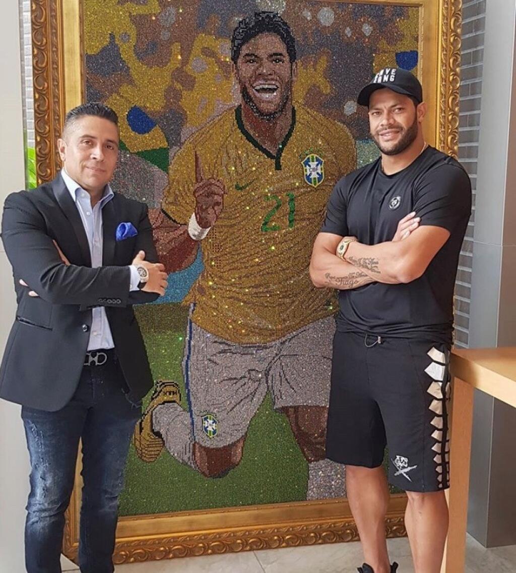 Givanildo Vieira de Souza známy prezývkou Hulk sa pýši svojim Swarovski obrazom od tohto umelca.