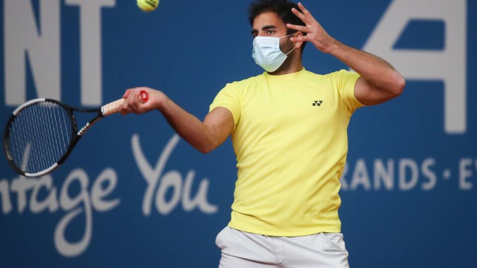 HOHR-GRENZHAUSEN, GERMANY - MAY 02: Benjamin Hassan of Germany wears a face mask as he warms up during day 2 of the Tennis Point Exhibition Series on May 02, 2020 in Hohr-Grenzhausen, Germany. The tournament is the first since the suspension of all matches at the beginning of March and one of the first non-virtual sporting events held during the Coronavirus crisis. (Photo by Alex Grimm/Getty Images)