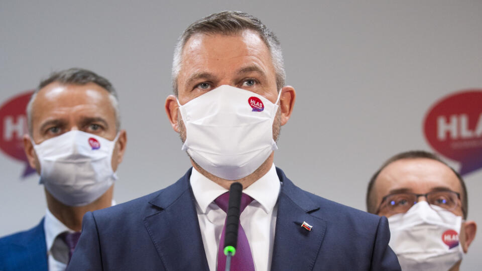 Na snímke je zľava podpredseda strany Hlas - sociálna demokracia Richard Raši, predseda strany Peter Pellegrini a člen predsedníctva strany Róbert Puci počas tlačovej konferencie.