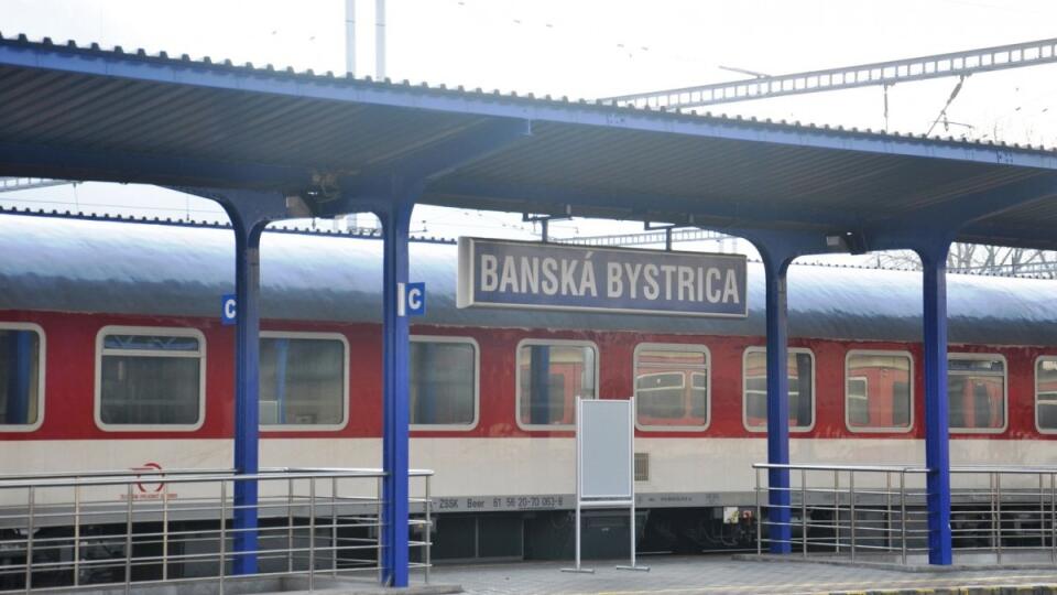Na hlavnej železničnej stanici v Banskej Bystrici zrazil v sobotu muža nákladný vlak.