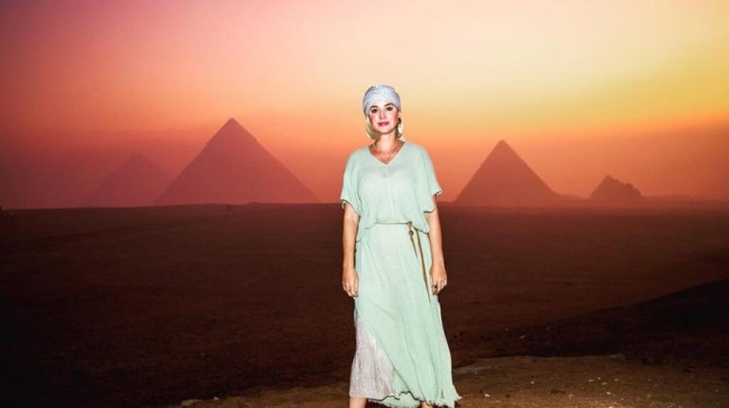 Čerstvá mama sa cestovania nebojí. Na jar uviedla v Egypte novú módnu kolekciu.