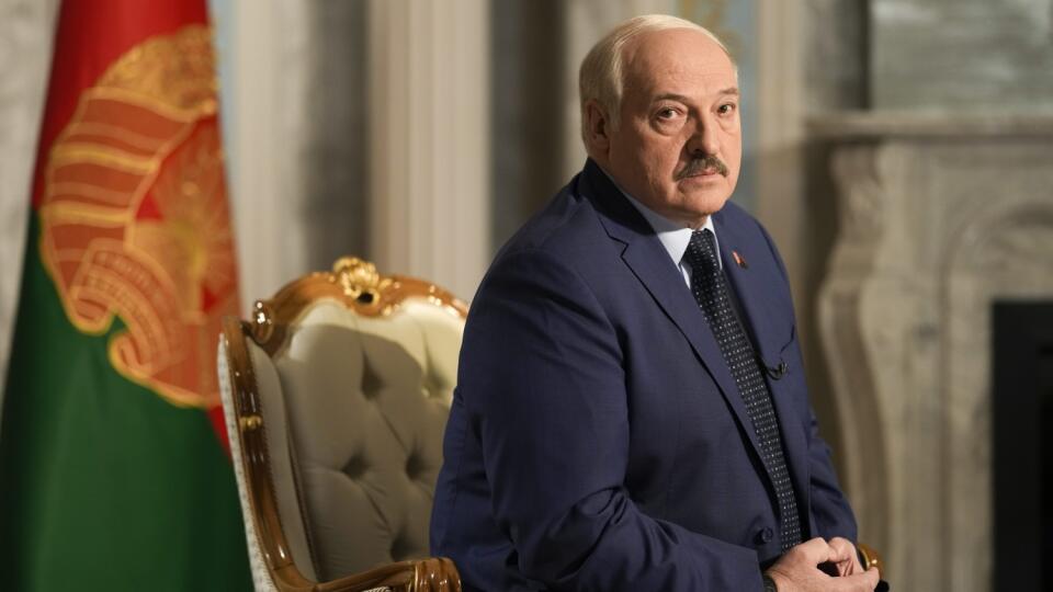 WA 33 Minsk - Bieloruský prezident Alexandr Lukašenko počúva otázky počas rozhovoru s americkou agentúrou Associated Press v Minsku vo štvrtok 5. mája 2022. FOTO TASR/AP
Belarus President Alexander Lukashenko listens to questions during an interview with The Associated Press at the Independence Palace in Minsk, Belarus, Thursday, May 5, 2022. (AP Photo/Markus Schreiber)