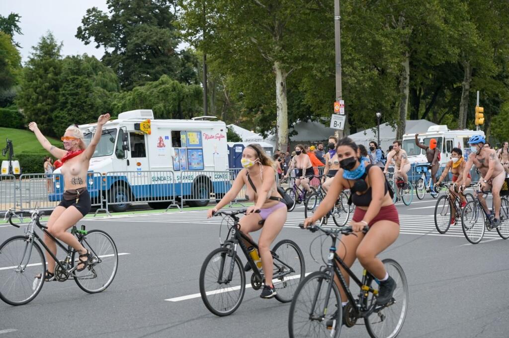 Bicykle a športovci, ktorí ukázali úplne všetko. Americké mesto Philadelphia opäť ožilo a zaplnilo sa obnaženými cyklistami.