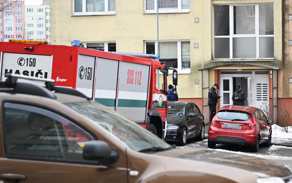 Na snímke policajti a hasičské auto počas policajnej akcie zameranej na zadržanie páchateľa podozrivého zo spáchania trestného činu terorizmu a iných trestných činov na jednej z ulíc v mestskej časti Dargovských hrdinov v Košiciach v utorok 7. januára 2025. Jednu podozrivú osobu už policajti zadržali. Potvrdila to košická krajská policajná hovorkyňa Lenka Ivanová. FOTO TASR – František Iván 