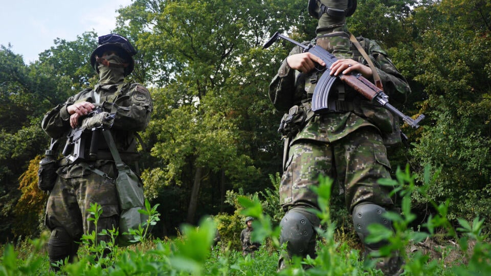 Proti NATO: Na jednej strane chcú spolupracovať s armádou, na druhej demonštrujú a nenávidia našich spojencov aj zahraničnopolitickú orientáciu Slovenska.