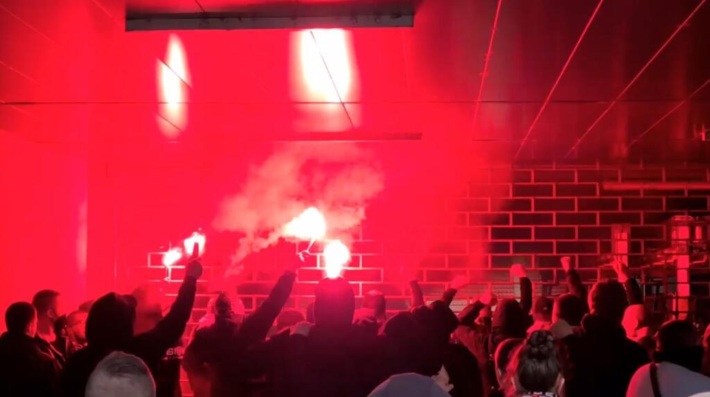 Hoci tribúny zívali prázdnotou, pred štadiónom Antona Malatinského bolo živo. Fanúšikovia povzbudzovali hráčov Spartaka a spustili pyrotechnickú šou.